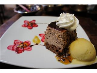 Tiestos , Un placer indescriptible para los paladares que buscan sensaciones nuevas. Es uno de los pocos restaurantes donde el chef tiene la razon y sabe que brindar a su amplia clientela siempre avida por probar nuevos sabores fusionados de todas partes del pais con el toque único que su chef Juan Carlos Solano sabe brindar a sus comesales. Recomiendo el menú de degustación y los ajís 