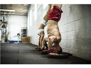 Crossfit Altura, CrossFit desarrolla las diez capacidades físicas principales: resistencia cardiorrespiratoria o "cardio", resistencia muscular o estamina, fuerza, potencia, velocidad, flexibilidad, coordinación, balance, precisión y agilidad. Con CrossFit no solamente te vas a ver mejor, sino que te vas a sentir mejor y lograrás hacer cosas que nunca hubieras pensado que podrías cumplir entrenando en un gimnasio tradicional.