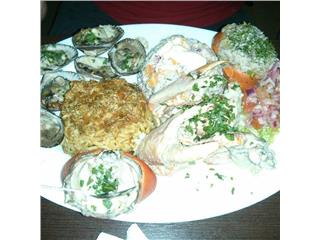 Rincón Marino, Su famoso plato Rincón Marino para 1 persona que lleva arroz con cangrejo, ensalada de cangrejo, 1/2 cangrejo al ajillo, 1/2 cangrejo criollo, conchas gratinadas, ensalada y carapacho relleno. Recomendado.