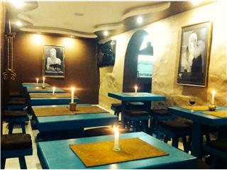 Lucky Jr. Pizzería, Lucky Pizzeria es una franquicia de Luki Ristorante italiano con una historia de 45 años, fundada por el italiano Luki Spaziani quien llego al Ecuador y fundo la primera pizzeria italiana por el año 1968 convirtiéndose en un icono de tradición del buen sabor, compartiendo con nosotros las delicias de su país, que viene de sus antepasados y solo el las conserva impecables para sus clientes. Varias generaciones han crecido de su mano, disfrutando productos únicos y diferentes que le han valido la fama en el Ecuador, grabado en su memoria los sabores que perduran en el tiempo.

Lucky Jr. underground pizzeria, es un restaurante con una buena selección de comidas tradicionales italianas; como pizzas, pastas, ensaladas, entre otros.