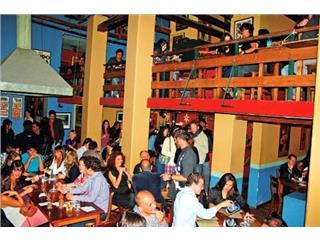 Pobre Diablo, Un espacio con música en vivo, con su especialidad el Jazz. Galería de arte con una especialidad en fotografía y arte contemporáneo. Comida típica ecuatoriana y platos internacionales. El ambiente es informal y su decoración recrea la estética popular.