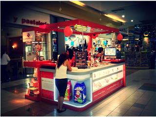 Personalizalo.net, Personal Creations Ecuador desde el 2010 ha venido desarrollando soluciones en regalos personalizados y promocionales con técnicas innovadoras y servicio personalizado, que le han permitido destacarse en el sector de centros comerciales operando en Centro Comercial CCI, San Luis Shopping y Centro Comercial El Recreo, con más de 190.000 productos entregados, mas de 10.000 clientes indiviuales y 60 clientes corporativos. 
