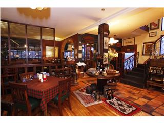 Pim´s Restaurante, Pim´s es una marca Internacional cuyo nombre proviene del exclusivo licor Inglés PIMM´S, y ha sido Registrada en Ecuador desde 1981 por Alejandro Baraya bajo convenio internacional con la Pimm´s Limited de Londres.

El Restaurante Pim´s reconocido internacionalmente, fue inaugurado en Quito el 21 de marzo de 1.981 por L. Alejandro Baraya C. y María del Carmen Almeida. Cuenta con treinta años de experiencia y más de 250 items de productos en su menú, el cual por su versatilidad puede integrar platos regionales en la zona donde se instale un establecimiento Pim´s.