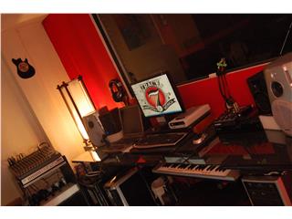 Track 7 Estudio & Música, Estudio de producción y centro de desarrollo musical, contamos con un grupo de trabajo profesional, innovador con alta experiencia en el ámbito. Nos especializamos en el desarrollo, creación y producción para bandas, músicos independientes, televisión, radio, cine, publicidad, multimedia e internet.

Desarrollamos nuevos talentos musicales mediante nuestra escuela permanente de música y producción. 