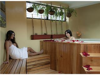 Hamam Baño Turco & Spa, En Hamam – Baño Turco y Spa ofrecemos una experiencia completa de relajación y cuidado de la piel e incluso de reducción de peso.  El Baño Turco es nuestro producto estrella, ya que los beneficios de su uso recurrente son variados; en cuanto a relajación se refiere, tanto el baño de sauna como el de vapor e hidromasaje permiten que el usuario experimente una liberación de las tensiones del día a día que se acumulan en el cuerpo.