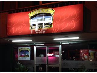 Cadillac Wings & Beer-Ecuador., Cadillac Wings & Beer Ecuador es un concepto único que fue creado para ese público exigente que desea distraerse despúes de una larga jornada de trabajo y disfruten de las mejores alitas y ambiente en general, de la mano de la mejor atención. 