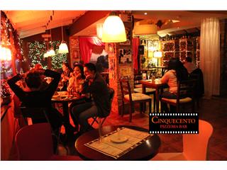 Cinquecento, Pizzería - PUB, un lugar íntimo, cálido y acogedor en el corazón de Quito. Amantes del arte, la buena música y la gastronomía italiana acompañado de deliciosas cervezas. Un lugar con música en vivo, noches de Jazz, Blues y Movie Theater. 