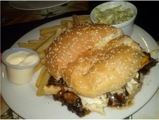 Delicioso sanduche de pavo a la bbq acompañado de papas fritas crujientes en su punto y guacamole